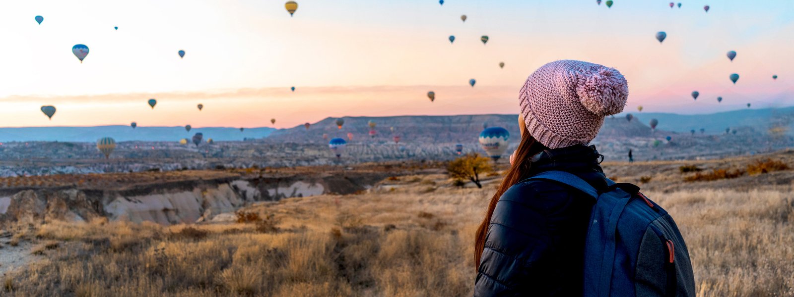 onetravel women amazed by hot air balloons