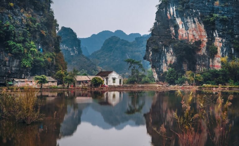 vietnam travel guide white house between two cliffs