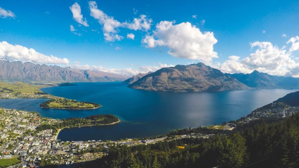 Queenstown Hill, Queenstown, New Zealand
buildings near body of water and mountains under clear blue sky and white clouds at daytime