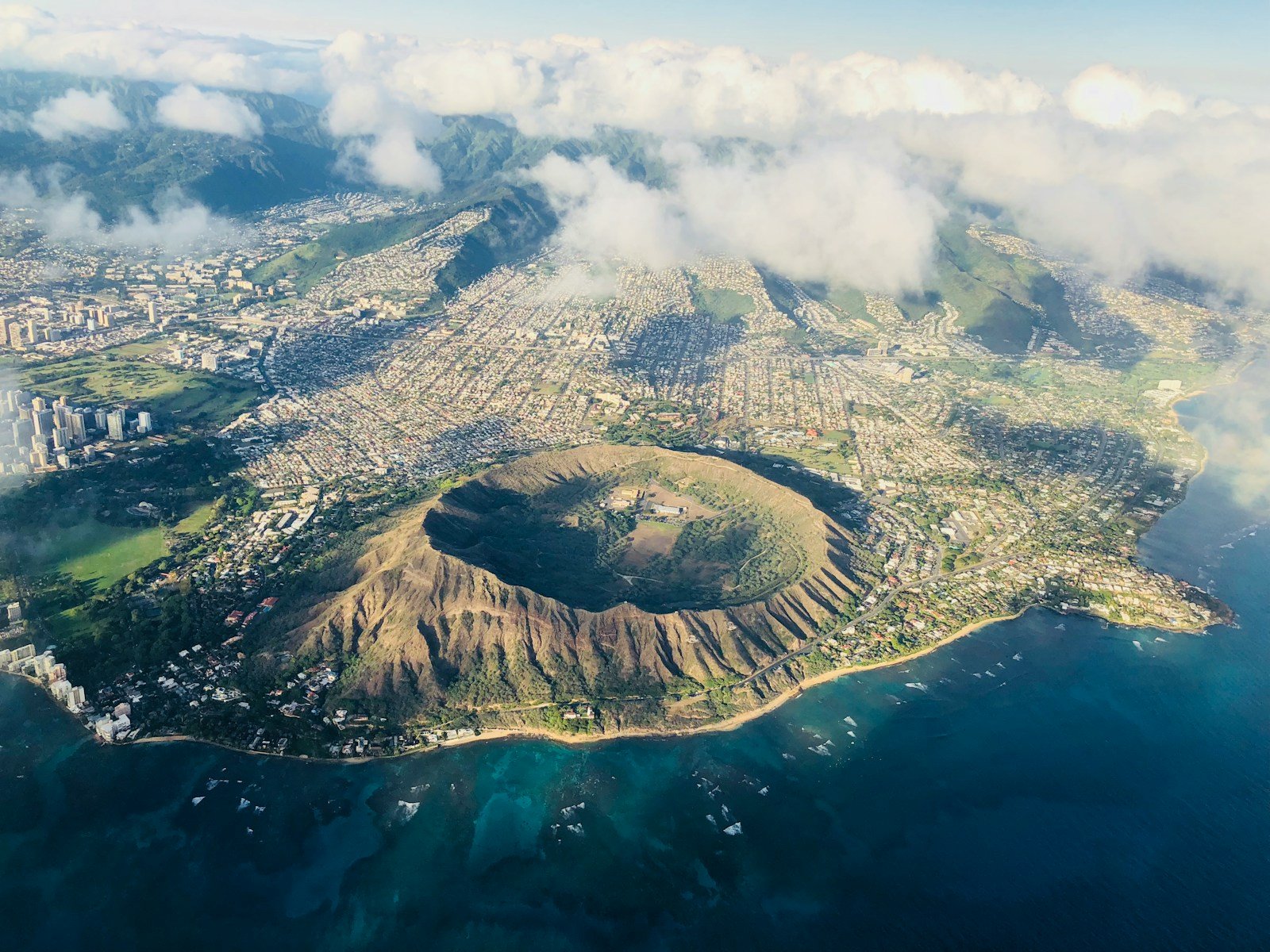 oahu tours aerial view of mountains and cloudy sky