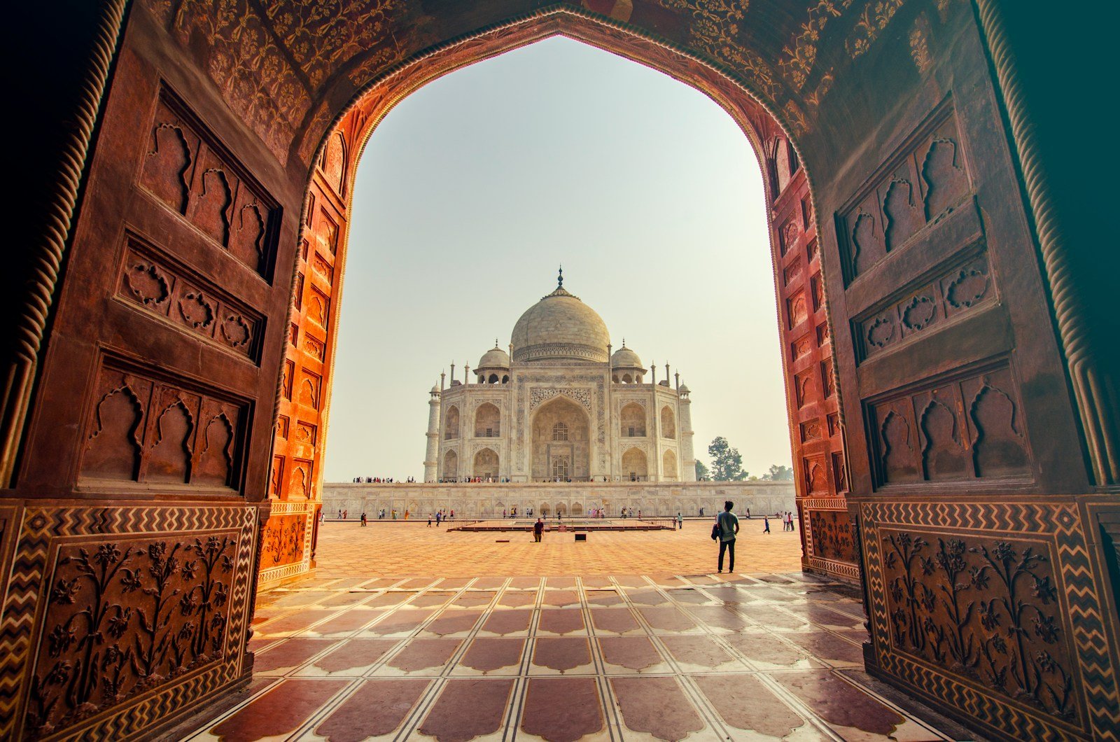 india travel guide people near TAj Mahal