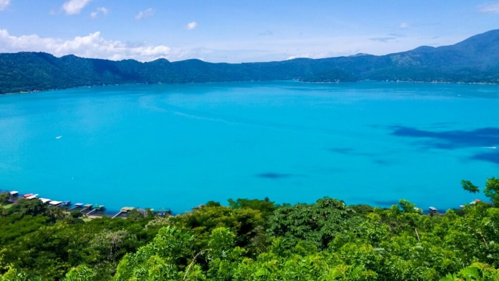 Lago Coatepeque, El Salvador
green trees near blue sea under blue sky during daytime