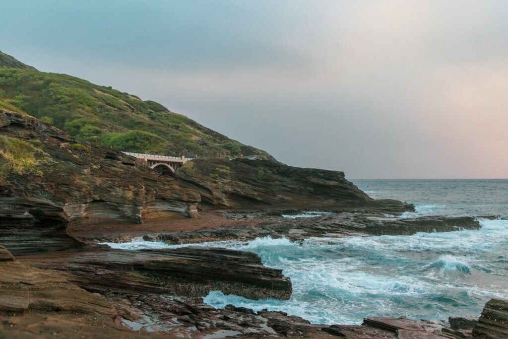 Lānaʻi Lookout, Kalanianaʻole Highway, Honolulu, HI, USA
a view of the ocean from a rocky cliff