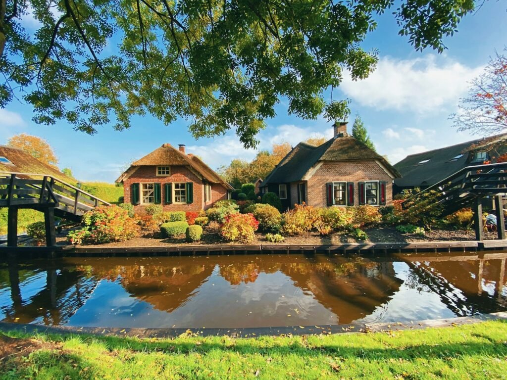 Giethoorn, Netherlands brown and white house near lake during daytime